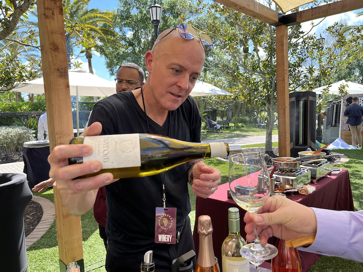 OMWF23 wine pour