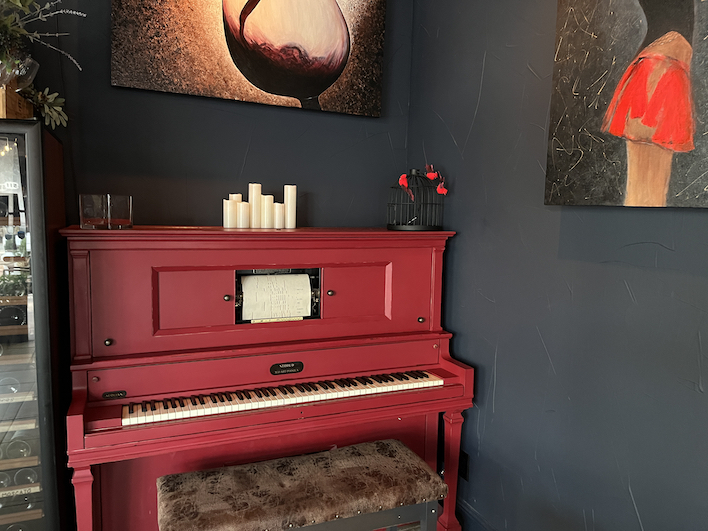 Cafe boutique piano